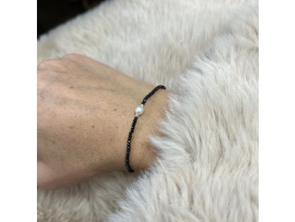 Náramek Faset mini Black broušené korálky  s říční perlou