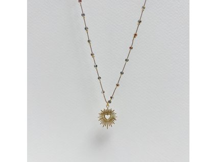 Náhrdelník Heart Rays Silk z krouceného hedvábí s broušenými korálky v odstínu šedá kouřová s duhovým pokovem a pozlaceným přívěskem srdce s paprsky.