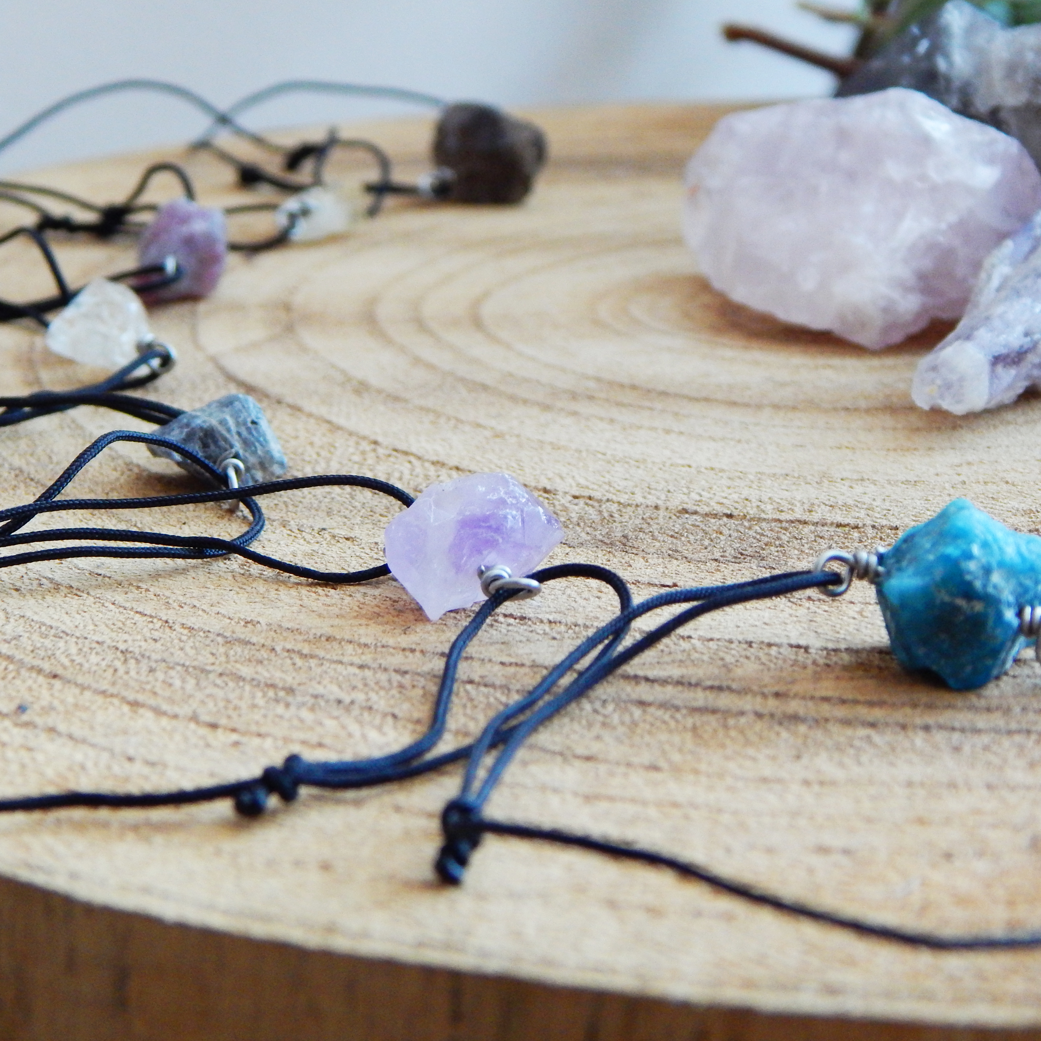 Šňůrkové náramky s perlami, minerály i se surovými kameny