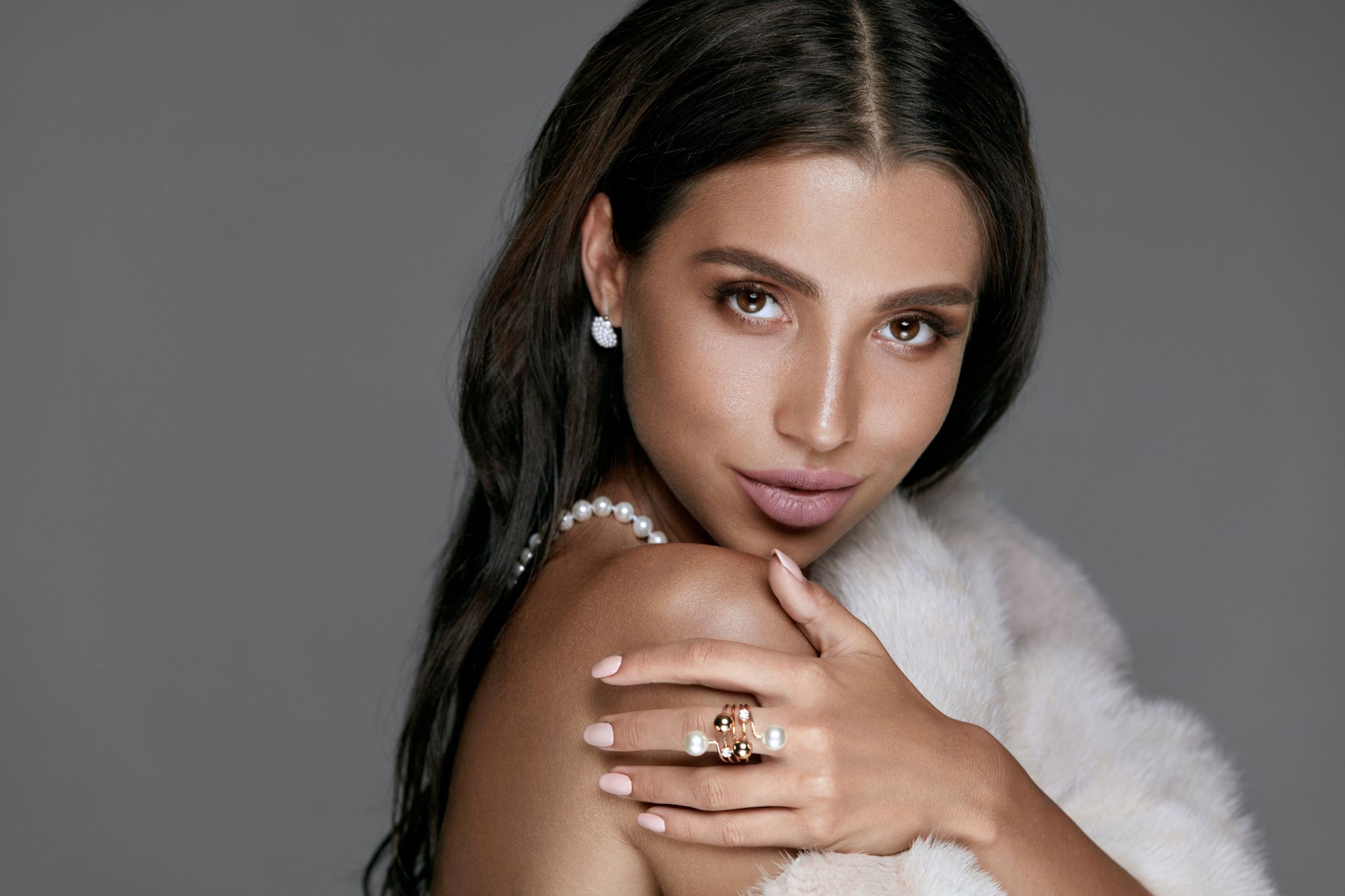 Stříbro vs. Chirurgická ocel: Jaký kov je pro vás ten pravý?