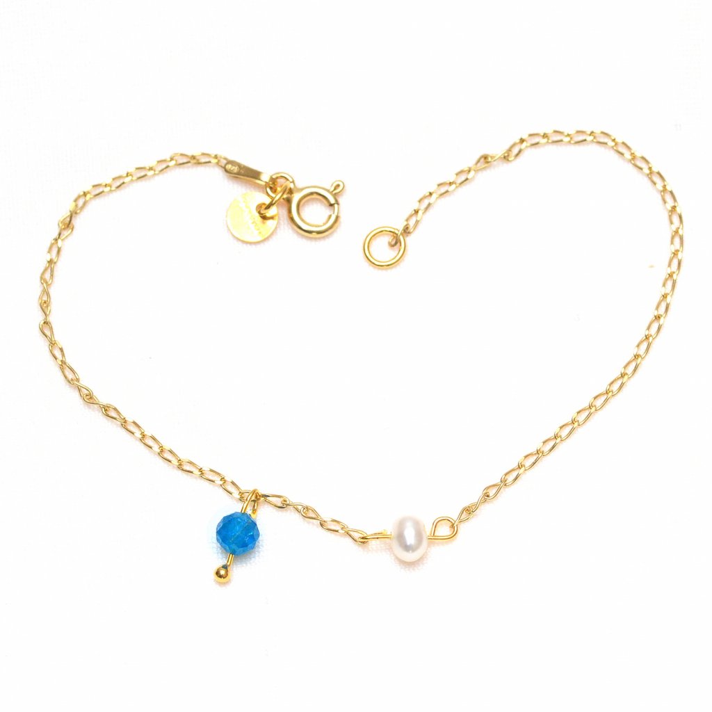 minimalisticky zlaceny naramek s bilou perlou a apatitem UN10221 Perlomanie