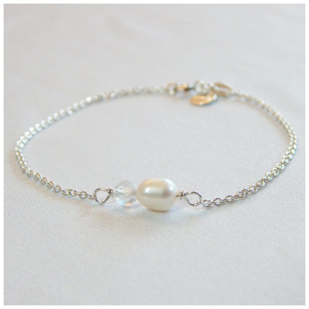 Stříbrný perlový náramek s bílou perlou a broušeným křišťálem CRYSTAL CK76001, Perlomanie