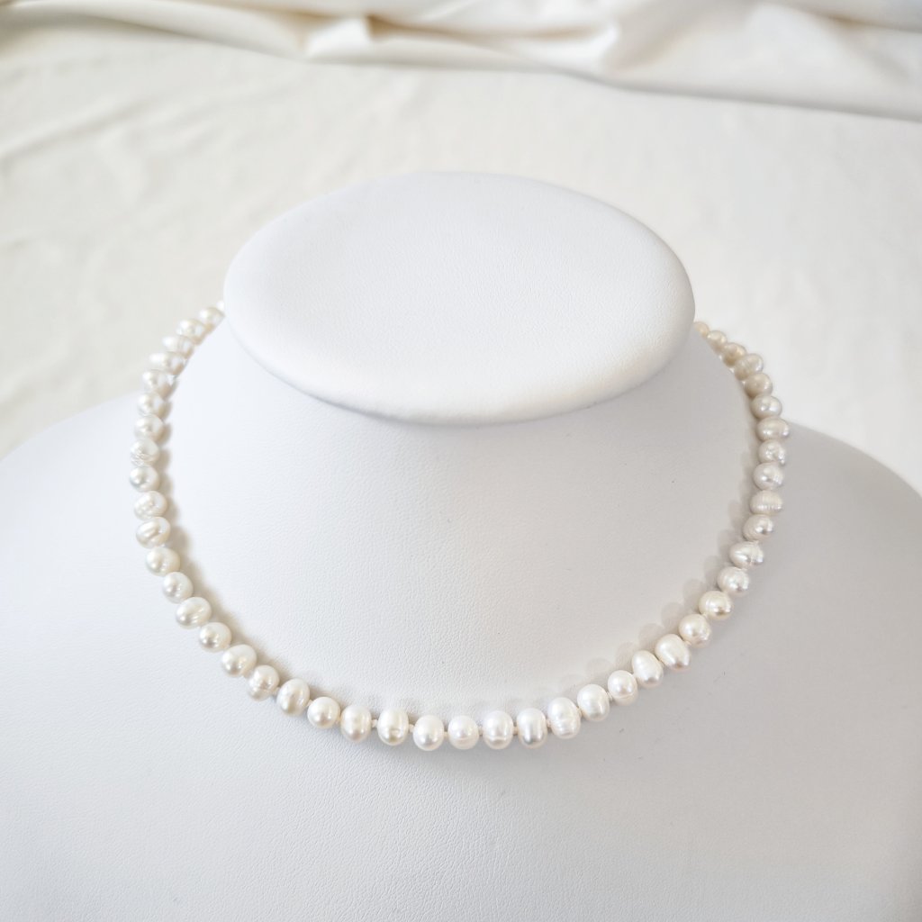 Uzlíkovaný perlový náhrdelník z bílých perel AA se stříbrným zapínáním, Perlomanie