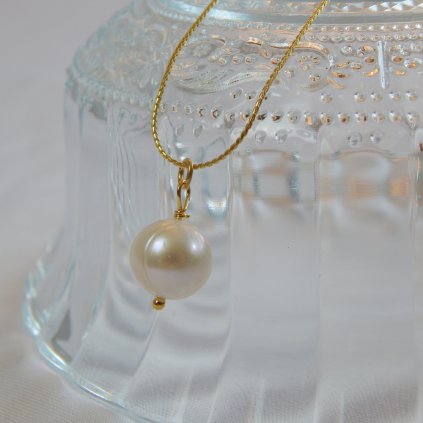 Stříbrný zlacený náhrdelník s velkou bílou perlou KF15102, Perlomanie
