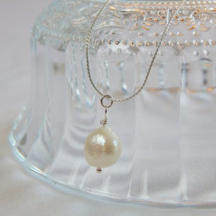Stříbrný náhrdelník s barokní bílou perlou KF15104, ruční výroba Perlomanie