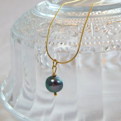 Stříbrný zlacený náhrdelník s tmavou perlou KF15107, Perlomanie