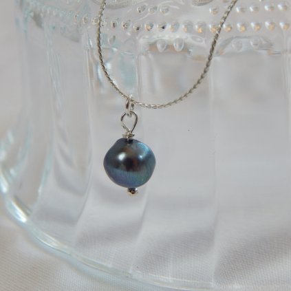 Minimalistický stříbrný náhrdelník s tmavou perlou KF15108, Perlomanie