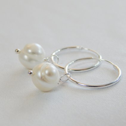 Stříbrné perlové náušnice kruhy s bílými perlami KF15201, Perlomanie