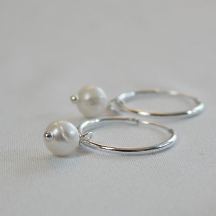 Stříbrné perlové náušnice kruhy s malými bílými perlami KF15205, Perlomanie