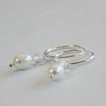 Stříbrné perlové náušnice kruhy s bílými perlami a broušeným křišťálem CRYSTAL CK75001, Perlomanie