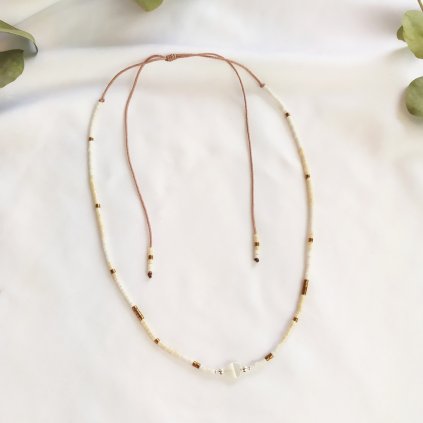 Béžový provázkový náhrdelník japonské korálky, perleťové srdce a stříbro, světle hnědá šňůrka S18301, Perlomanie