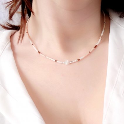 Minimalistický náhrdelník srdce s korálky, béžová barva, S18301, Perlomanie