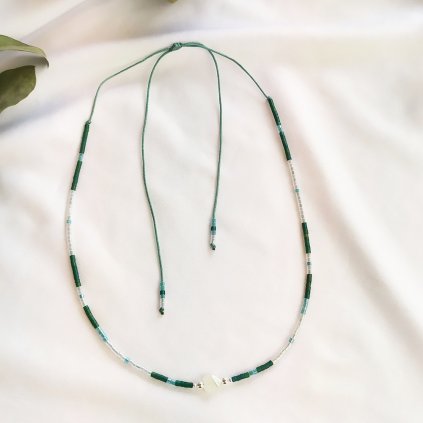Zelený provázkový náhrdelník japonské korálky, perleťové srdce a stříbro, mintová šňůrka S18304, Perlomanie