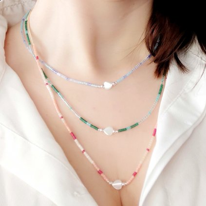 Minimalistický náhrdelník srdce se zelenými korálky, S18304, Perlomanie