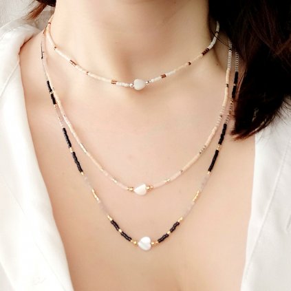 Béžový korálkový minimalistický náhrdelník se stříbrnými zlacenými korálky S18305, Perlomanie