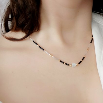 Korálkový náhrdleník černé a zlaté korálky a srdce, minimalistický náhrdelník, Perlomanie