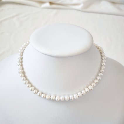 Uzlíkovaný perlový náhrdelník z bílých perel AA se stříbrným zapínáním, Perlomanie