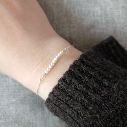 Minimalistický náramek bílé perly, stříbro, Perlomanie