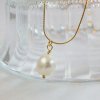 Stříbrný zlacený náhrdelník s barokní bílou perlou KF15103, Perlomanie