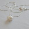 Stříbrný řetízek s bílou nepravidelnou perlou, barokní tvar, KF15104, Perlomanie