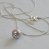 Minimalistický stříbrný náhrdelník s růžovou perlou KF15105, Perlomanie