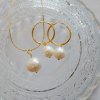 Kruhové náušnice s bílou perlou ze zlaceného stříbra, ruční výroba šperků, Perlomanie