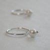 Minimalistické náušnice kruhy s bílou perlou KF15205, ruční výroba šperků, Perlomanie