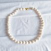 Bílý perlový náhrdelník, zlacené stříbrné zapínání, ruční výroba šperků v ČR, Perlomanie