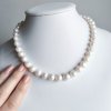Klasický perlový náhrdelník z velkých bílých perel se stříbrným zlaceným zapínáním, ruční výroba šperků, Perlomanie