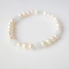 Perlový náramek na gumičce, bílé perly a akvamaríny, dárek pro ženu, Perlomanie