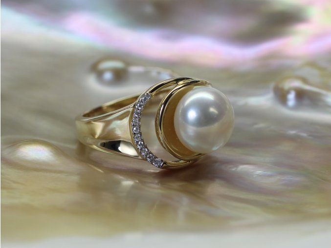 zlatý prsten se sladkovodní perlou a brilianty