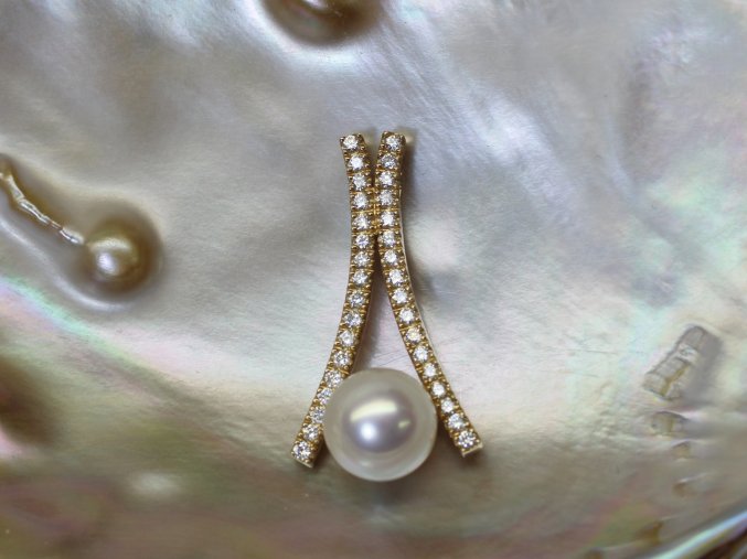 zlatý přívěsek s mořskou perlou a brilianty