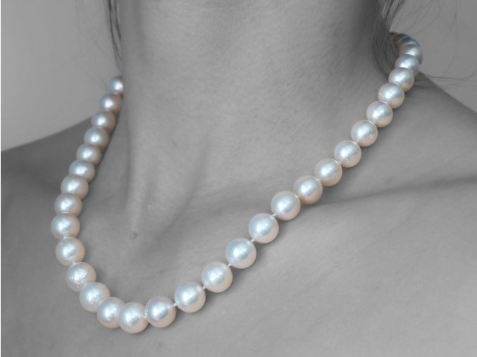 náhrdelník z jihomořských perel se zlatým uzávěrem