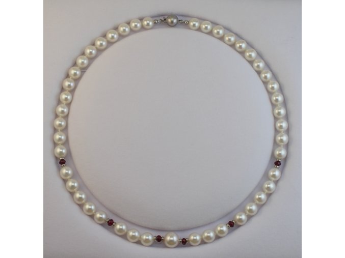 náhrdelník z mořských perel s rubíny a zlatým uzávěrem