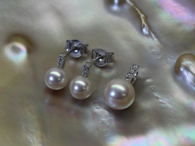 náušnice a přívěsek z bílého zlata se sladkovodními perlami a brilianty