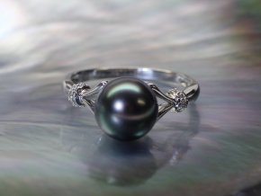 zlatý prsten s tahitskou perlou a brilianty