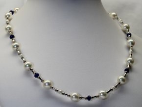 náhrdelník z mořských perel se safíry a zlatým uzávěrem