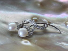 stříbrná brož s perlami
