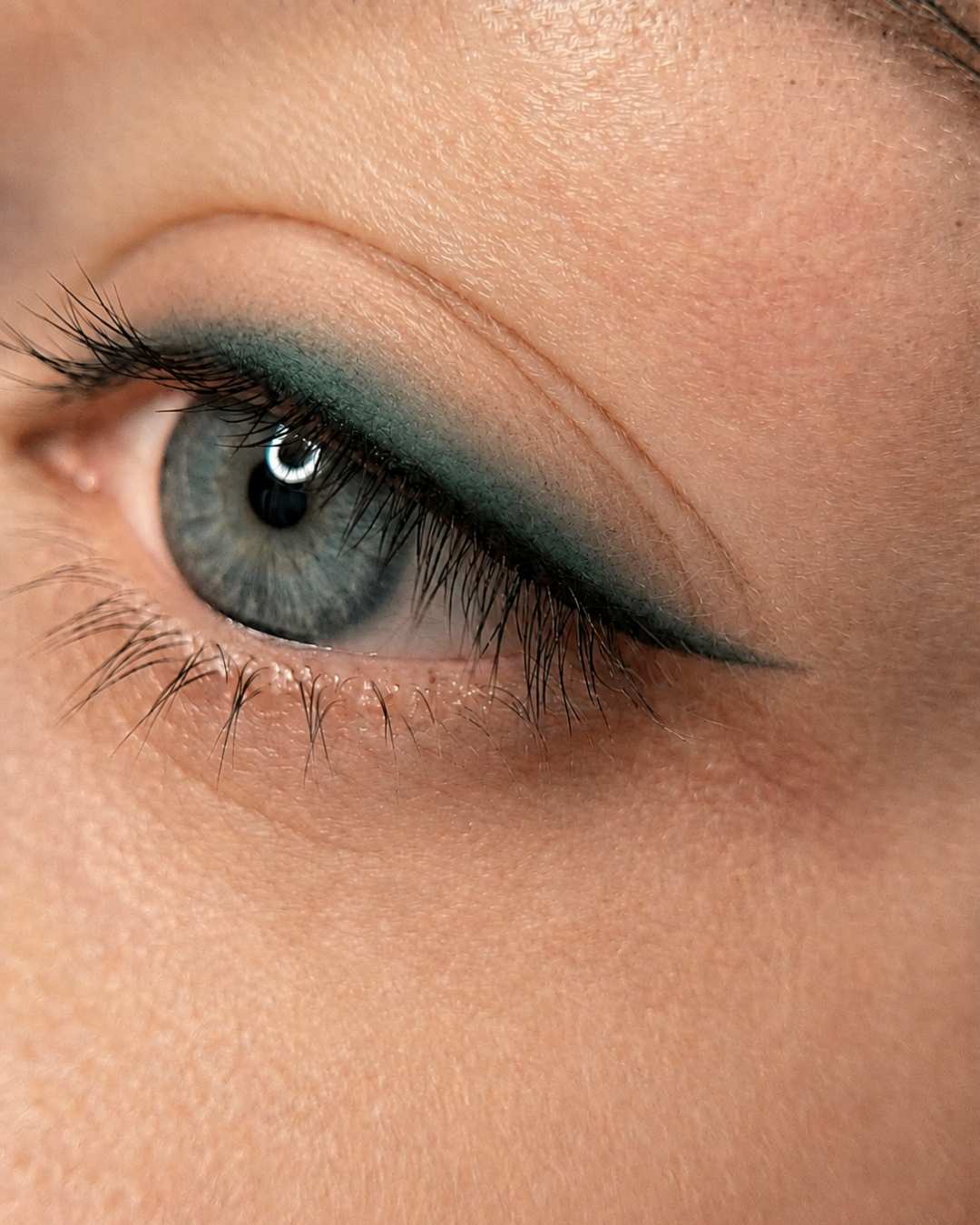 Oční linky tón v tónu: moderní permanentní make-up pro klientky i profesionální kosmetičky