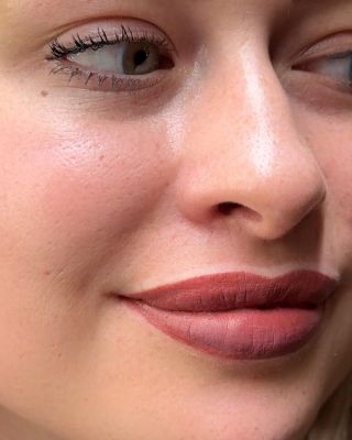 Přirozený, jemně zastřený tón rtů lze vytvořit kombinací odstínů Cream Coffee a 73 Coco. Autorka:...