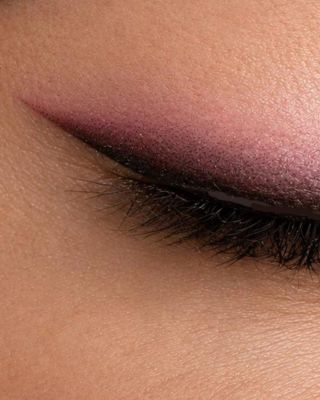 Trendové stínované oční linky. V hlavní roli Purebeau Tripple Black, tentokrát netradičně v kombinaci s růžovou Ruby Pink....