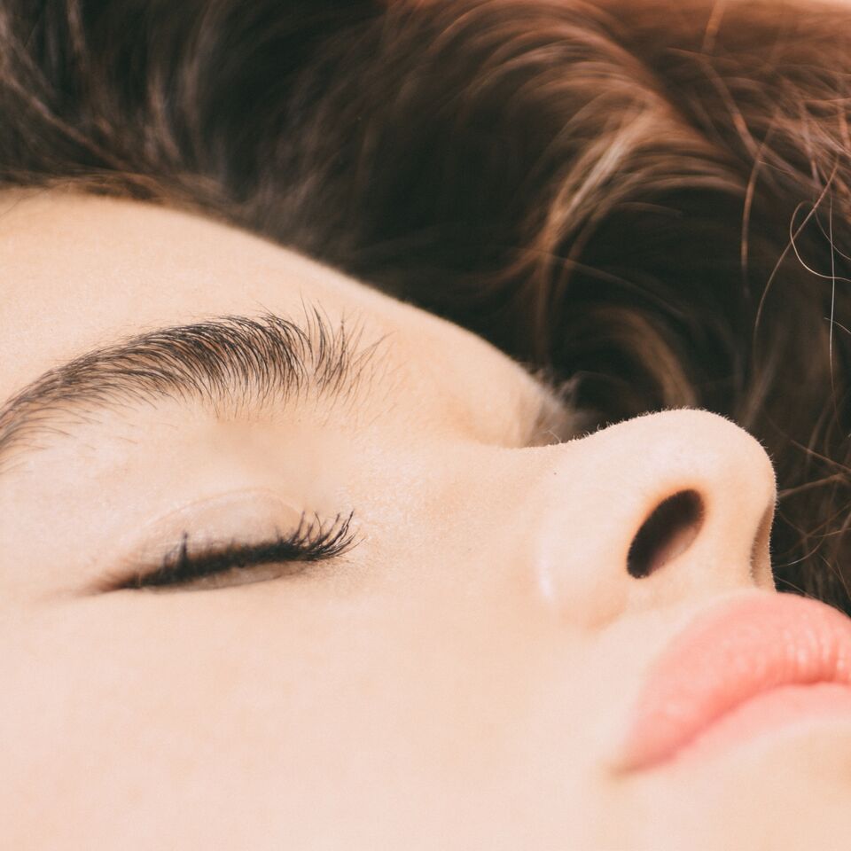 Trendy make-up pro rok 2023: Přirozené líčení, které pečuje a vyživuje