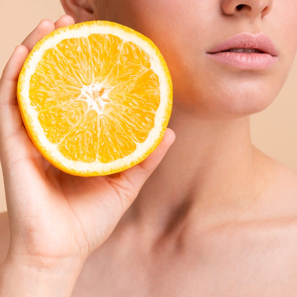Vitamin C v létě: Proč prospěje vaší pleti a jak jej používat?