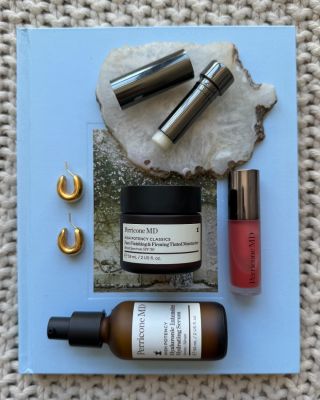 Krásné navenek, účinné uvnitř. 😍 Neděle patří chvílím jen pro sebe - pár kapek séra, výživný balzám a olejový lesk dodají...