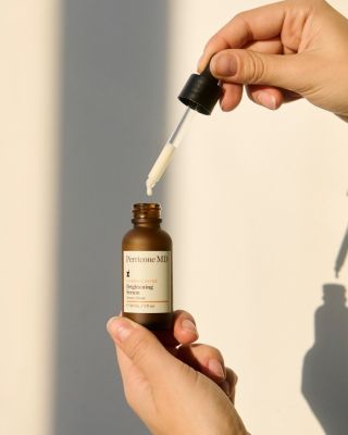 Trápí vás v zimě mdlá pleť? 💛 Rozjasněte ji s Vitamin C Rozjasňujícím sérem na obličej. ✔️ Dodává pleti jasnější a...