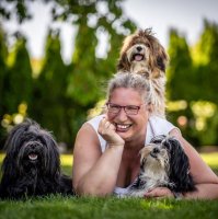                                     Hanka Waheti Šináglová
                            