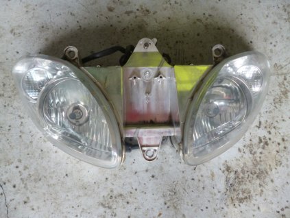 10674 predni svetlo piaggio