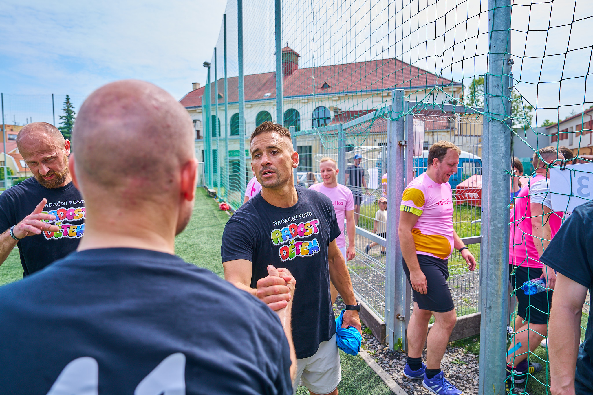 Fotbal Cup, podání ruky soupeři