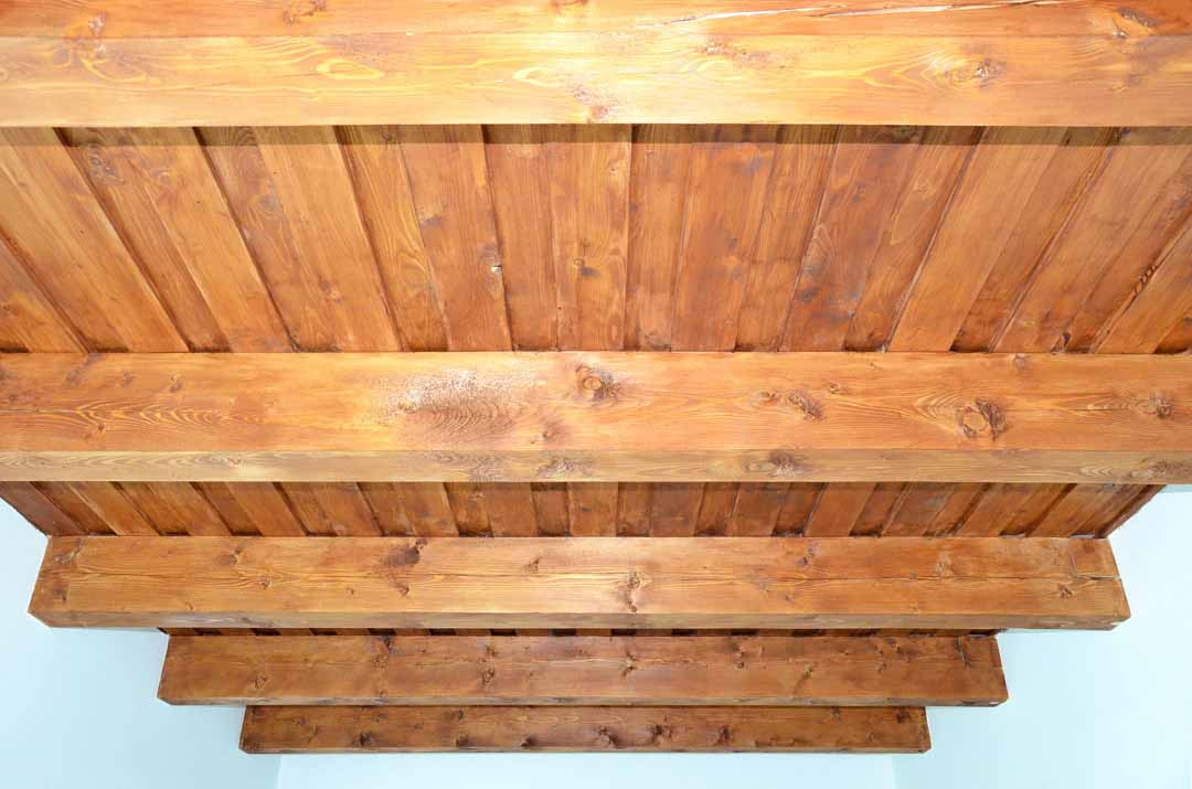 Trámový strop se záklopem z profilů s dvojitou polodrážkou