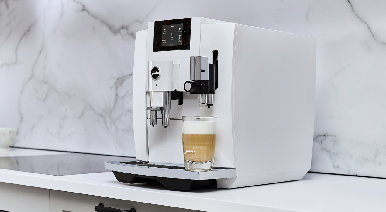 Jura E8 Pianowhite: Luxusní Kávovar s Bílým Designem